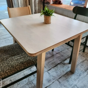 Vând 2 mese și 6 scaune 
