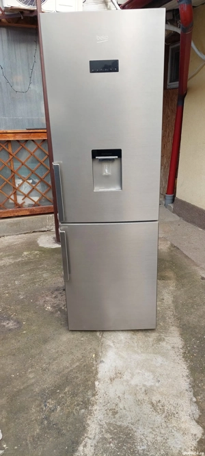 Combină frigorifică Beko cu uși de inox Neofrost și dozator de apa. 