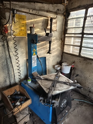 Mașină de dejantat 