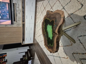 Masă din lemn masiv de nuc negru si rasina epoxidica 