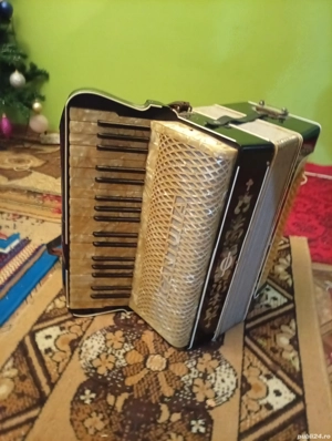 vând acordeon în stare foarte bună