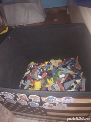 o cutie plină cu lego