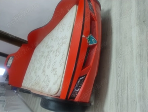 Vând patut pentru băieți în formă de mașinuță!