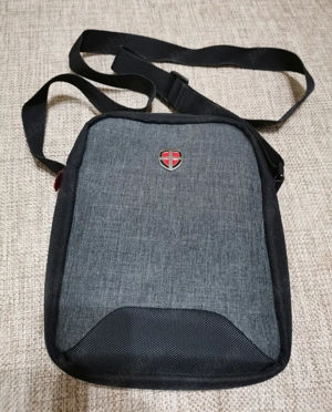 Vând Borseta de umar nouă 