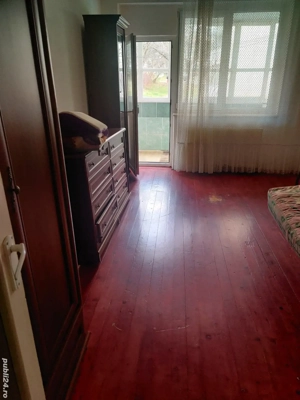 vând apartament cu trei camere 