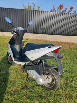 Scuter 125 cm cubi - imagine 3