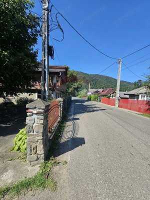 Casă solidă din cărămidă, mobilată, garaj, teren generos – Tarcău - imagine 17