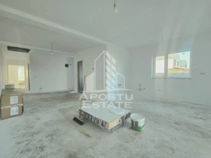 Jumatate de duplex pe parter cu 3 camere si 2 bai, Sag