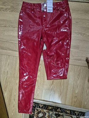 Pantaloni luciosi rosii