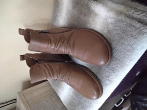 Ghete dama din piele nr 40 necurățate,sunt primite cadou și sunt mici