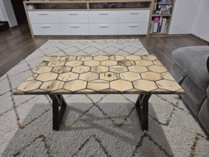 Masuta cafea din lemn de salcâm si rasina epoxidica 