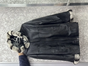 Vand haina de piele naturală pentru femei