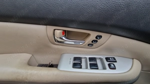 Proprietar vand Lexus hibrid - imagine 2