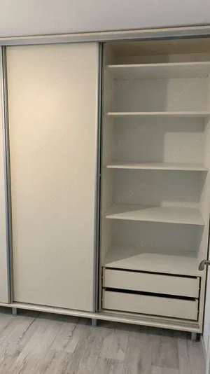 Vând dulap haine și birou 