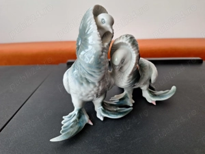 Bibelou din portelan vechi pictat manual -Pereche de porumbei rotati - imagine 2