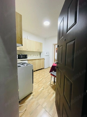 Garsoniera la curte de inchiriat