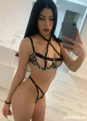 Selena 21 de ani bruneta