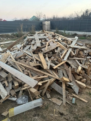 Lemne de foc pentru șemineu sau soba in cantitate mare, tăiat pe dimensiuni diferite.