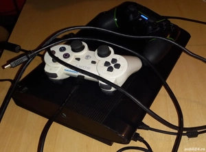 Vând consolă de jocuri ps 3 playstation 3 cu 2 manete cea albă cu probleme cealaltă bună, cablu hdmi