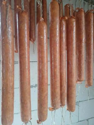 Vând produse din carne de porc. 