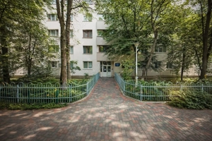  Particular, vând un apart. de 3 camere cu centrală de apartament,Titan - imagine 3