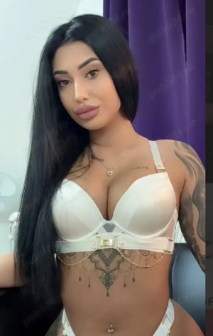 Brunetă Tatuată Reală Arena Mall !!