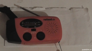 kit urgenta   supravietuire: radio lanterna incarcator cu manivela si solar