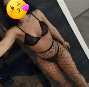 Bruneta drăguță deplasări doar la hotel