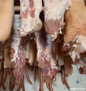 afumam produse din carne de porc