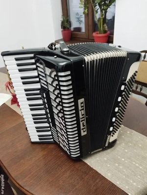 Acordeon  Delicia Choral 23 120 Bași, 7 Registre + 5 Registre la bași ,In 4 Scaune