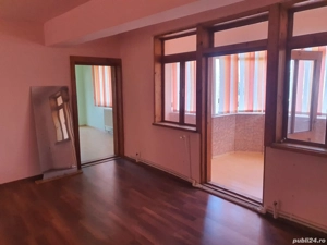 Vila frumoasă spre vânzare 9 camere  - imagine 2