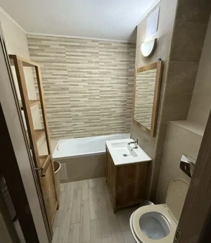 in CENTRU ofer chirie un apartament decomandat 2 cameere cu centrala pe gaz