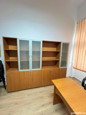 Mobilier birou compus din birou + biblioteca, 6 scaune vzitator si cuier. 