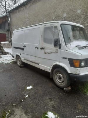 Vând Mercedes 207 D plus o dubă pentru piese 