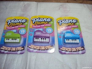 Joc interactiv cu muzică de pian pe un pandantiv cu 19 melodii