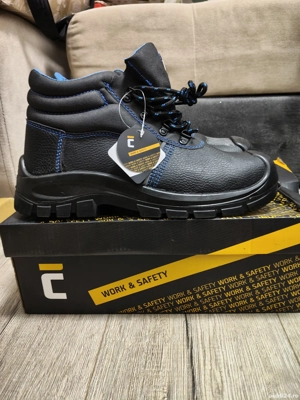 Bocanci de protectie cu bombeu metalic noi nr 41