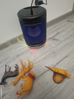 boxa cu Bluetooth noua bateria tine aproximativ 4 ore la un nivel de ascultare mediu 