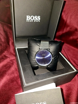 Vând ceas original Hugo Boss, elegant, cu design minimalist.