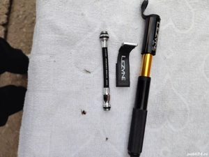 Se vinde cască protecție și mini pompă.