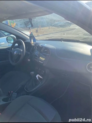 Se pune în vânzare o mașină perfectă pentru drumuri lungi și sigure  - imagine 5