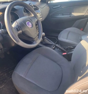 Se pune în vânzare o mașină perfectă pentru drumuri lungi și sigure  - imagine 4