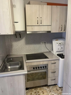 inchiriez  camera cu baie bucatarie