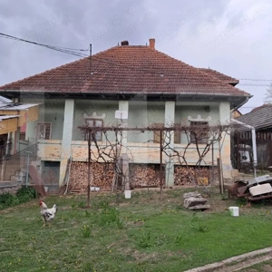 Casă tradițională cu curte generoasă, în centrul localității Vâlcele