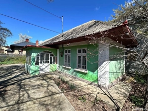 De vanzare casa batraneasca in Roman, din caramida, suprafata teren 406 mp, 60.000 euro