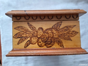 Cutie veche din lemn pirogravat 
