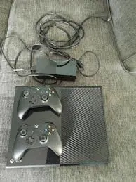 Xbox One 500GB + 2 controllere