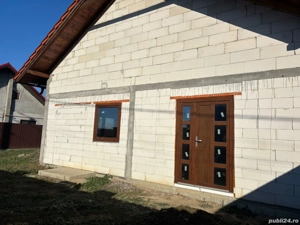 Vand casa la rosu cu tamplarie PVC - imagine 2