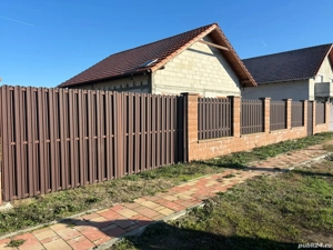 Vand casa la rosu cu tamplarie PVC - imagine 3