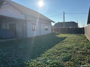 Vand casa la rosu cu tamplarie PVC - imagine 11