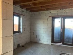 Vand casa la rosu cu tamplarie PVC - imagine 8